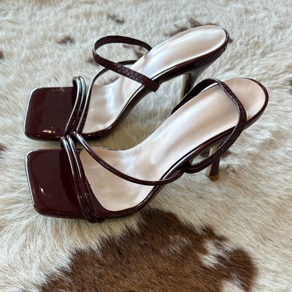Women’s Strappy Square-Toe Heels in Burgundy - Picture 2 of 3